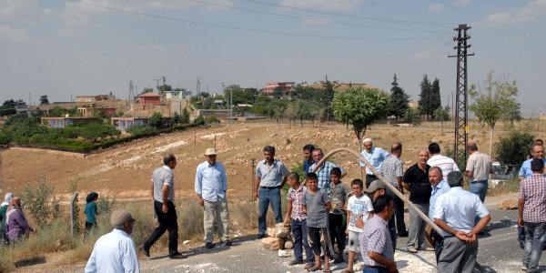 Elektrik ve suyu kesilen köylüler yol kapattı