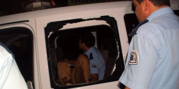 Yakalanınca polis aracını parçaladı