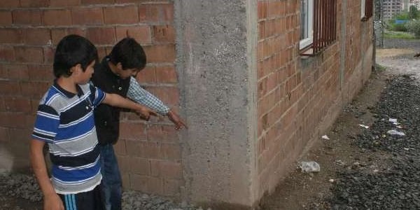 Oynadığı cisim elinde patladı