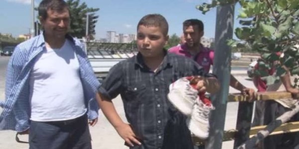 Ödünç aldığı ayakkabı için hayatını tehlikeye attı