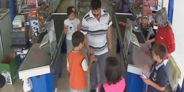 Biri kasiyeri oyaladı, diğeri hırsızlık yaptı