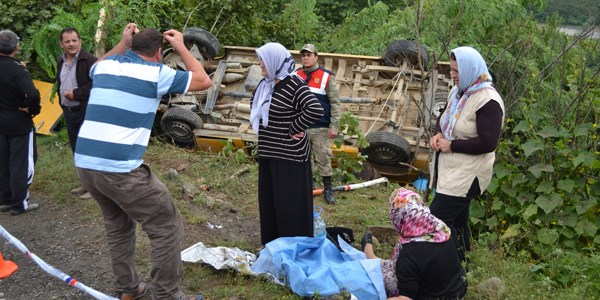 Ordu'da k�y minib�s� takla att�: 2 �l�, 27 yaral�