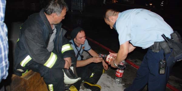 Dumanlardan etkilenen itfaiye erinin yardımına polis koştu