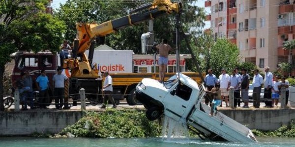 El freni boşalan kamyonet sulama kanalına uçtu
