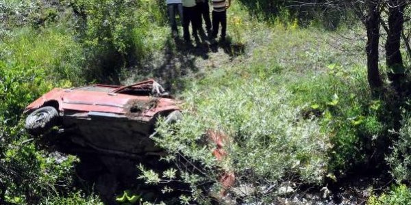 Otomobil şarampole uçtu: 1 ölü, 4 yaralı