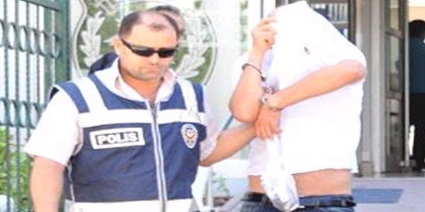 Aranan fuhuş şebekesi yöneticisi adliyede yakalandı