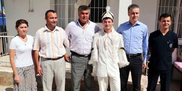 Sevdiği kızla evlenebilmek için sünnet oldu