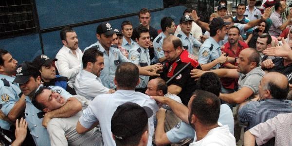 Ölümlü kazanın sanığı tahliye edilince adliyede kavga çıktı
