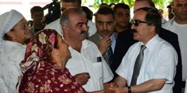 Vali Coş'a mahallede zılgıtlı karşılama