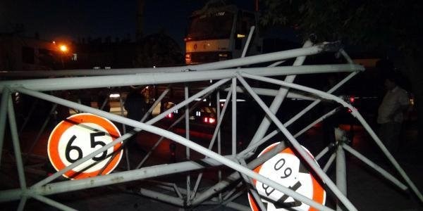 Yön levhasını deviren sürücüye para cezası