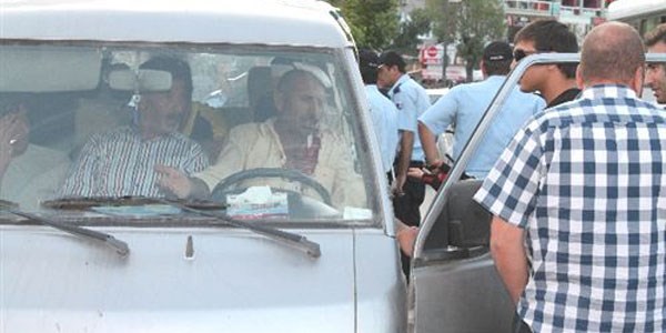 'Arabam� burada b�rak�rsan�z ambulans�n cam�n� k�rar�m'