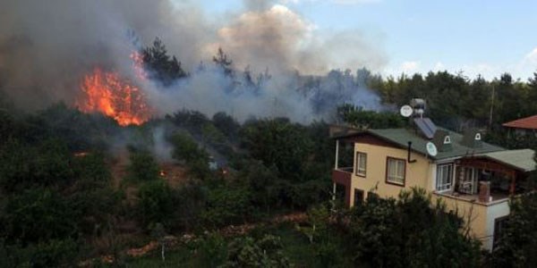 Antalya'da ormanl�k alanda yang�n