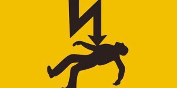 Elektrik dire�inde ak�ma kap�lan i��i, 12 metre y�kseklikten d��t�
