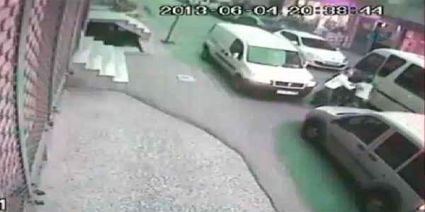 Polise böyle saldırdılar!/ Video