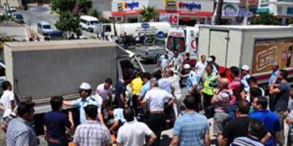 Park halindeki araca çarpan kamyonetteki 2 kişi yaralandı
