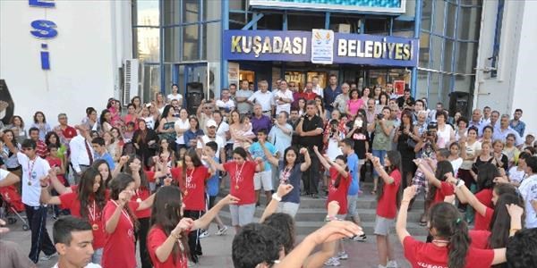 Kuşadası Elifname Ekibi halkoyunlarında Türkiye şampiyonu oldu
