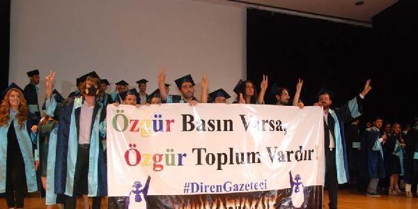 İletişimciler diplomalarını gaz maskeleriyle aldı