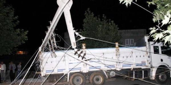 Freni boşalan kamyon elektrik direğini devirdi