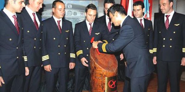 Diplomasını babasının elinden aldı
