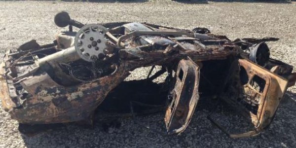 Otomobil bariyere �arp�p alev ald�: 3 �l�, 3 yaral�