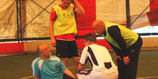 Bolu Valisi futbol oynarken sakatlandı