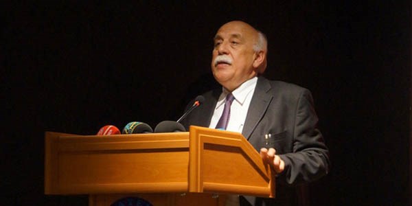 Bakan Avc�, ��retmenlere �ark� arma�an etti