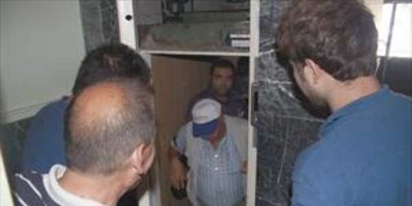 Gazeteciler asansörde mahsur kaldı