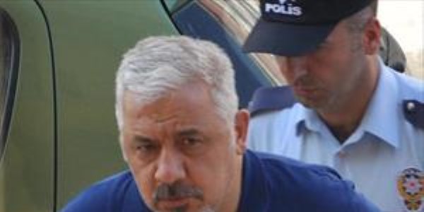 K�z�na esrarl� sigara veren gencin kula��n� �s�rarak kopard�
