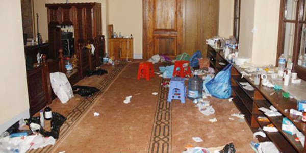 O m�ezzin: Camide i�ki �i�esi buldum, i�erde �ok sarho� vard�/ Video