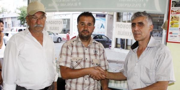 Yerde bulduğu 10 bin liralık altını sahibine teslim etti