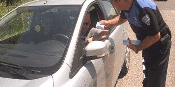 Polisten tatilcilere uyar�