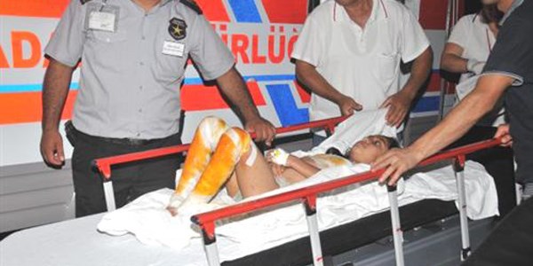 Annesinin elindeki aydanlk zerine ay dkld