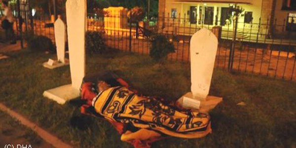 Otelde yer bulamayınca mezarlıkta uyudular