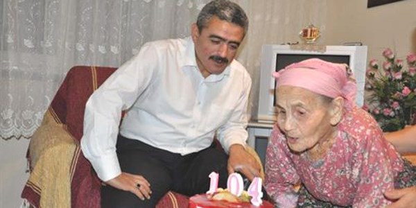 Nazilli'deki asırlık ninelere doğumgünü sürprizi