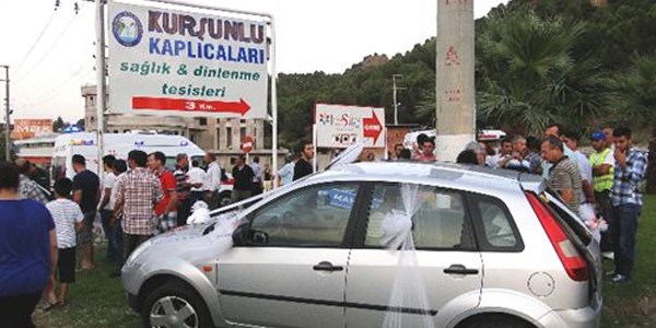 Düğüne giden gelin damat kaza geçirdi