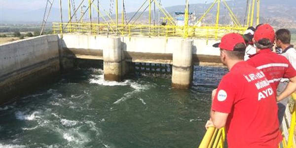Kanala düşen kardeşini kurtardı, kendi kayboldu