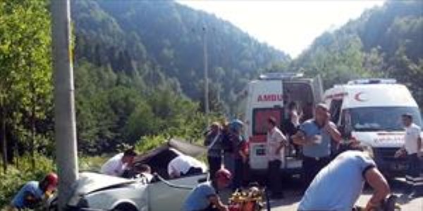Otomobil aydınlatma direğine çarptı: 1 ölü, 3 yaralı