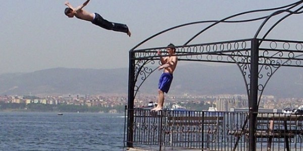 Sığ suya balıklama atlama felç edebilir