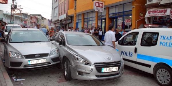 Polisten kaçan sürücü polis aracına çarptı