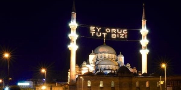 �stanbul'daki mahyalar yanmaya ba�lad�