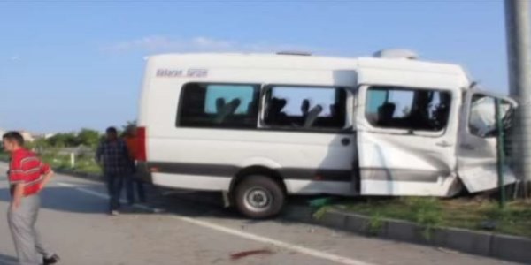 Midibüs yön tabelasına çarptı: 19 yaralı