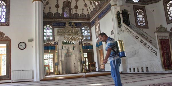 Nevşehir'de camilere gül suyu sıkıldı