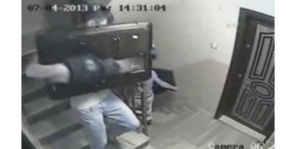 Gündüz vakti apartmanı soydular, kimsenin haberi olmadı