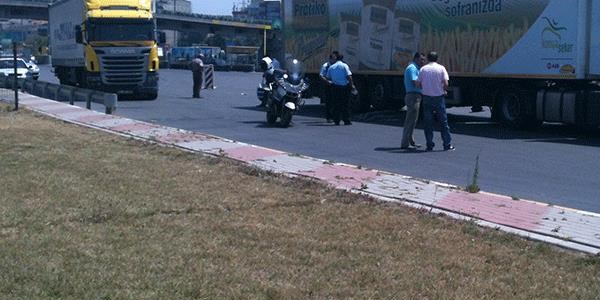 Yol Kenar� Denetim �stasyonundaki memur, t�r�n alt�nda kald�