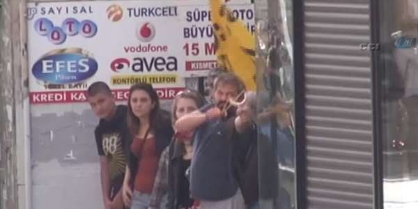 Ünlü oyuncu polise böyle saldırdı