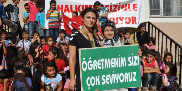 P�nar ��retmen, �nce ��rencilerine ko�tu
