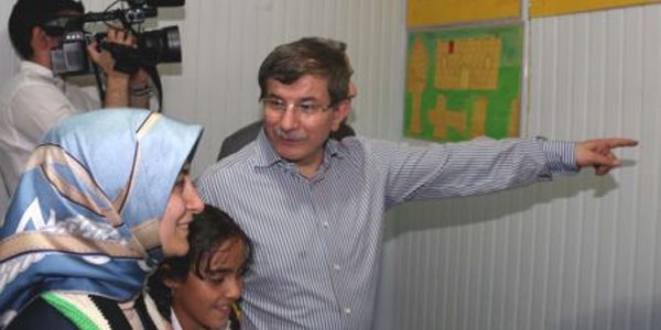 Bakan Davutoğlu 8 yaşındaki çocuğun resimlerine hayran kaldı
