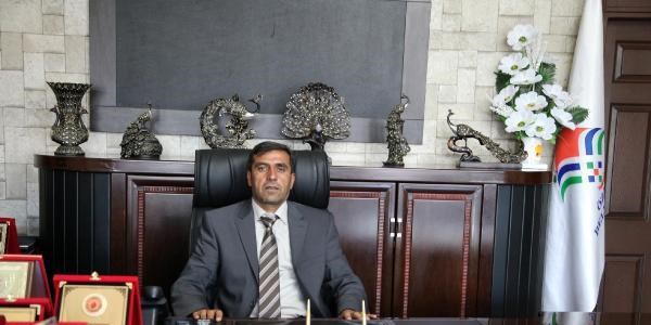 2 g�n �nce ge�ici i��i oldu�u belediyenin ba�kan koltu�una oturdu