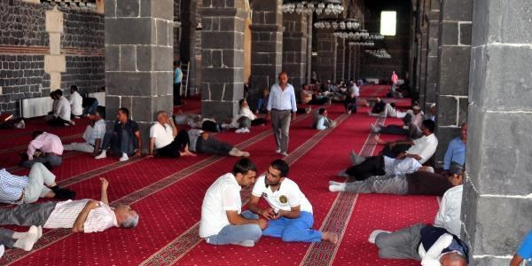 Diyarbakrllar, Ramazanda camilerde serinliyor