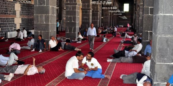 Diyarbak�rl�lar, Ramazanda camilerde serinliyor